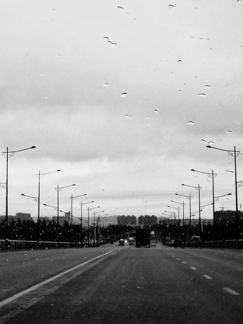 绝望心境的视觉诠释 裂纹蔓延的镜面中,反射出破碎的自我与无尽的失落感